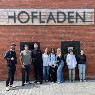 Gestern durften wir auf dem Hof Ahlers die Praktikanten vom @gasthofprangen begrüßen! 👋 Die Schüler der Ludgerus-Schule Rhede (Ems) bekamen spannende Einblicke in unseren Betrieb als Thomas Prangen ihnen uns als seinen regionalen Zulieferer vorstellte. 🍽️🌾 

#GasthofPrangen #Rhede #Praktikum #Einblicke #ZukunftGestalten 
#fromporktofork