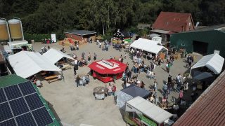 Ein paar Tage ist das Hoffest schon her.🎉 Aber wir sind immer noch verzaubert von dem Tag.🥰✨Gutes Wetter, viele Menschen, leckeres Essen und viel gute Laune!☀️ Wir danken allen die uns besucht haben, aber vor allem ALLEN die uns irgendwie unterstützt haben. Sei es mit einem Stand hinter unseren Ständen, beim Aufbau oder für die super leckeren Kuchen!🍰🍔🍦 Wir sind sehr dankbar für jeden der da war! 🫶🏼