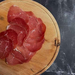 Luftgetrockneter Nagelholz-Schinken vom Weiderind 🥓 – dünn geschnitten, aromatisch und passt super auf jede Stulle Brot! 🍞
Bei uns bekommt ihr ihn geschnitten in kleinen Packungen oder am Stück.