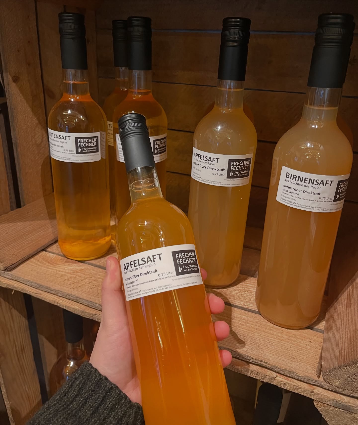 Fruchtiger Genuss direkt aus der Region! 🍎🍐
Die leckeren Säfte von @frecherfechner gibt’s jetzt bei uns im Hofladen – Birne, Quitte & Apfel frisch abgefüllt in der Flasche.
Probieren lohnt sich! 🤤