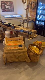 ✨Story-Time📖
Diese zwei „Möbelstücke“ aus dem Hofladen haben einen Hintergrund.
Der Schrank ist schon über 100 Jahre alt und gehörte unserer Uroma.👵🏼
Die Werkbank in der Mitte ist das Gesellenstück von unserem Opa Otto. Er war sehr kreativ und liebte es mit Holz zu arbeiten. Bevor er Landwirt geworden ist, war er Geselle im Wagenbau.👴🏻🪵
#wagenbau #vintage #geschichte #möbelmitgeschichte #familie