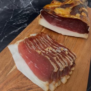 Schinken vom Wollschwein!🥓
Der Schinken ist gesalzen und geräuchert. Wir bieten ihn geschnitten oder am Stück an.☺️ #schinken #wollschweinfleisch #geräuchert