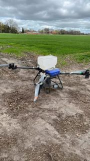 Vor rund 2 Wochen haben wir Gras als Untersaat per Drohne in den Weizen gestreut 🚁🌱
Das Gras soll jetzt schon keimen und Wurzeln bilden, ohne den Weizen zu beeinträchtigen.
Sobald der Weizen geerntet ist, hat die Untersaat noch etwa 2 Monate Zeit, um richtig zu wachsen.
Ziel ist eine dichte Grasnarbe für das Oldtimertreffen in Neurhede🚜
Schon noch ein bisschen verrückt, was heute alles so geht, oder?😄🚁 #drohnenflug #drohnensaat #grasnarbe #untersaat #grassäen