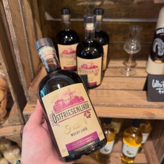 Neu im Sortiment!✨ 
Diesen schicken Ostfriesenlikör von @kornbrennerei_heydt findet ihr jetzt bei uns im Regal!💜 Ostfriesenwhiskey mit Aroniabeeren.🥃 #ostfriesen #whiskey #likörchen #aroniabeere