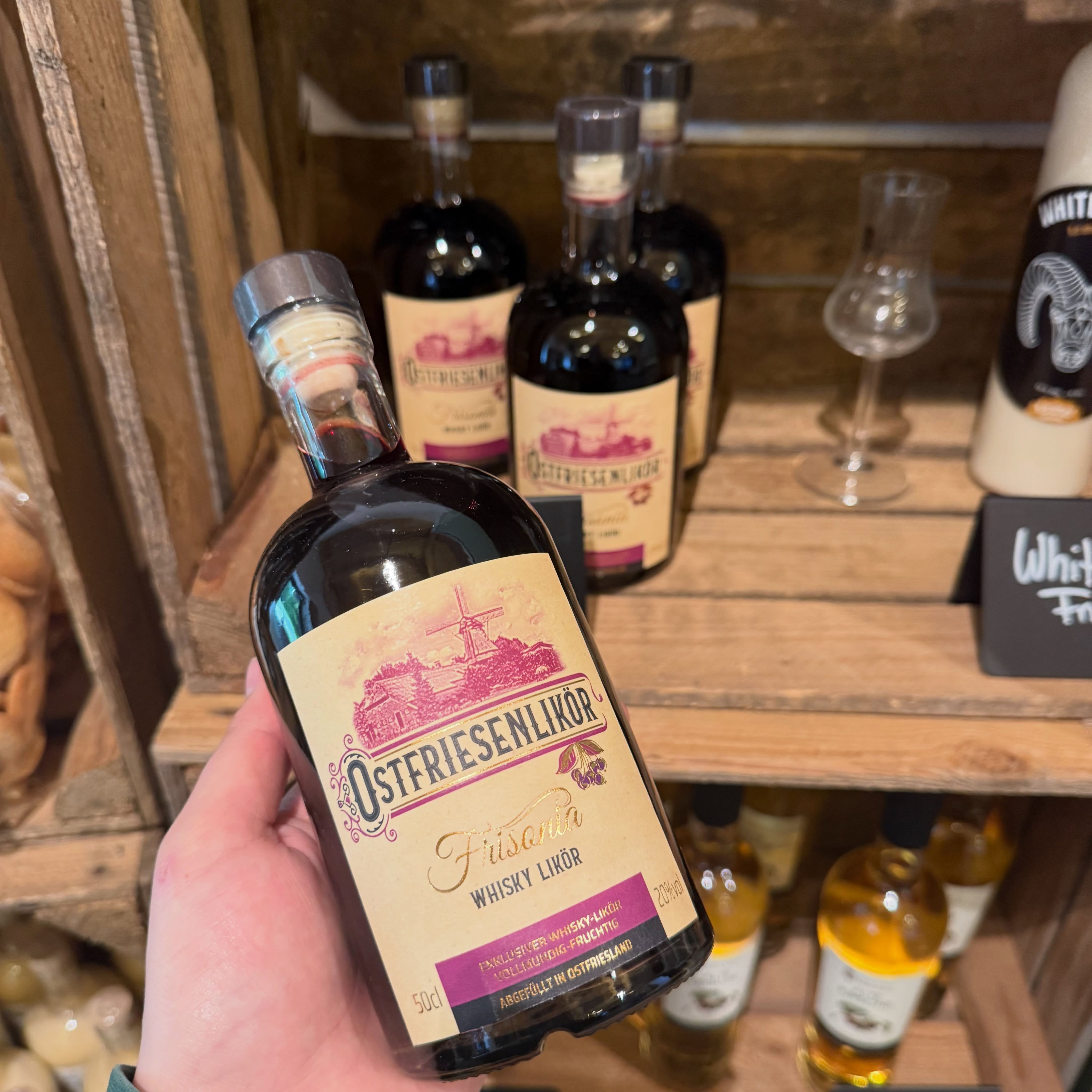 Neu im Sortiment!✨ 
Diesen schicken Ostfriesenlikör von @kornbrennerei_heydt findet ihr jetzt bei uns im Regal!💜 Ostfriesenwhiskey mit Aroniabeeren.🥃 #ostfriesen #whiskey #likörchen #aroniabeere