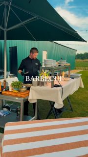 Hof-Barbecue 2026!🔥
In der letzten Woche haben wir zum ersten Mal mit @gasthofprangen unser Hof-Barbecue veranstaltet🥓🧑🏼🍳
Thomas hat mit Hilfe der Gäste ein 6-Gänge-Menü gezaubert!🤤
Hier eine Auflistung der Leckereien:
Fingerfood:
- Buttermilch Wings
- Pulled Pork Tacos
- Bruschetta von der Feuertonne
Vorspeise: Gegrillter Ceaser Salad
Schweinegeschnetzeltes mit Nudein
Hauptgang 1: Mini Burger im Brioche Bun
Hauptgang 2: Roastbeef (medium) mit Cherry BBQ und Gegrillte Süßkartoffel
Dessert:
- Apfel-Zimt Crumble aus dem Dutch Oven
- Ahlers Eierlikor im Becher mit Sahnehaubl
- Ananas von der Feuertonne
Zur Verdauung haben wir zwischendurch einen Spaziergang zu den Wollschweinen gemacht und einen Einblick in den Hofladen gegeben.🐗
Es hat riesig Spaß gemacht! Danke an Alle, die dabei waren.
Wir freuen uns auf das nächste Mal☺️
#barbecue #hofbbq #grillen #steak #miniburger