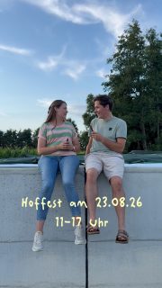 Hoffest 2026 kann kommen!🥳
Hört doch mal rein, was es so gibt💬

Am Sonntag, den 23.08.2026 findet unser alljährliches Hoffest von 11-17 Uhr statt. Es gibt wieder reichlich zu Essen, Erlebnis und Basteln für die Kleinen, Kaffee und Kuchen, Eis und vieles mehr!😍 Kommt doch einfach vorbei und schaut selbst🤗 

Wir freuen uns riesig auf den Tag! #dörpen #hoffest #burgerpommes #wollschwein #sonntagsausflug