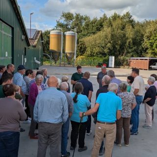 Am Mittwoch durften wir eine landwirtschaftliche Reisegruppe aus Bayern begrüßen🚌 Bei der Ankunft gab es zuerst Kaffee und Kuchen. Danach haben wir den Hof in Dörpen gezeigt und erklärt. Dann ging es mit dem Bus noch weiter zum Bullenstall und zum elterlichen Betrieb um die Fresseraufzucht zu sehen.🐮🐥

Vielen Dank für den Besuch. Es hat viel Spaß gemacht.😊 #hofbesichtigung #reisegruppe #landwirtschaft #dörpen #dersum