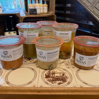🍂 Die Eintopfsaison ist da! 🍲
Bei uns findet ihr eingemachte Klassiker von der Fleischerei Arens.
Perfekt, wenn’s mal schnell gehen muss.

Probiert gerne! 😋 #eintopf #suppenzeit #eingemachtes #regional #hofladen