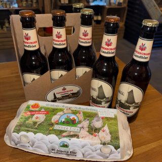 Kirmes Paket🍻🍳

Wie wäre es mit einer kleinen Bierprobe zum Vorglühen und Spiegeleiern für nach der Party?🥳

1. Papenburger Landbier hell & dunkel + 10 Eier (18€)
2. Borchert Braunbier, Pils & Mandarina + 10 Eier (13,60 €)

Noch eine Idee zum Probieren: Butterscotch oder Pfirsich Likör von Deitermann🥃 #butterscotch #kirmes #dörpen