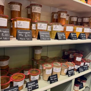 Neu im Sortiment✨

Wir haben nun jede Menge Eingemachtes im Regla

Unsere Empfehlung für den Oktober: Kürbissuppe 🎃 

Ansonsten gibt es jetzt auch:
- Gulaschsuppe
- Gyrossuppe
- Linseneintopf
- Erbseneintopf
- Möhreneintopf
- Rindfleischsuppe
- Hühnersuppe
- Käsesuppe
- Gulasch vom Rind & Schwein
- Bolognese
- Hühnerfrikasse 
- Hähnchenfulasch mit Pfirsichen
- Schweinefiletmedaillons

Wenn es schnell gehen muss, einfach warm machen und genießen!😋 #eintopf #eingelachtes #regional #dörpen