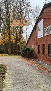 Frohes neues Jahr!🎆
Etwas verspätet kommt hier unser Jahresrückblick 2025😄Wir durften wieder viel erleben! Eine Hochzeit, ein tolles Hoffest, wir bauen aktuell etwas auf dem Hof um und das Schönste: wir durften zwei neue Familienmitglieder begrüßen!👶🏼♥️👶🏼 Wir freuen uns sehr auf 2026 und sind gespannt, was das Jahr für uns bringt!
Wir wünschen euch allen einen guten Start!😊